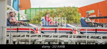 Mackpool Club Pleasure Beach Erleben Sie eine private Veranstaltung in Pleasure Beach Blackpool, Reiter genießen exklusive Fahrt auf dem neuen ICON Coaster Stockfoto