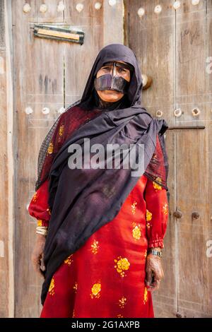 Eine bandari-Frau, die eine traditionelle Maske trägt, die Burka im Dorf Salakh, Insel Qeshm, Provinz Hormozgan im Iran. Stockfoto