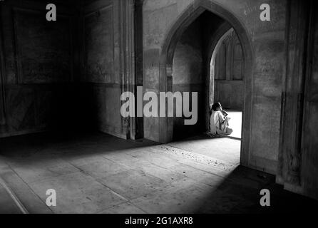 Indien, Dehli. Eine Frau sitzt im Eingang des Mohgul-Kaisergrabes Safdarjungs. Juli 2000.. Stockfoto