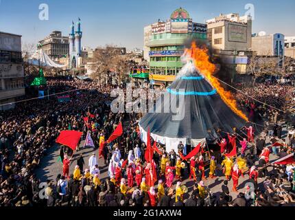 Taziyeh Performance im Zentrum von Teheran. Ashura ist ein heiliger Tag für Muslime in der ganzen Welt, der am 10. Tag von Muharram gefeiert wird. Stockfoto