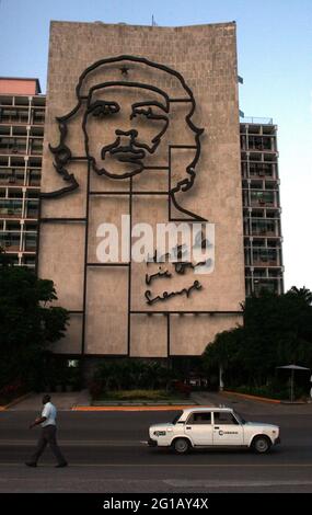 Havanna, 50. Jahrestag der sozialistischen Revolution. Fünfzig Jahre seit dem Sturz der Batista-Regierung. So begann der Sozialistische Revolutionsstaat unter den Truppen von Fidel Castro, Che Guevara und Camilo Cienfuegos. 2009, während die kubanische Gesellschaft sich ständig angleichung und nachdem das Regime in eine neue soziale und wirtschaftliche postsowjetische Periode eingetreten ist, spiegelt Kuba die Notwendigkeit heutiger revolutionärer Veränderungen wider. Havanna, Kuba. 2. Januar 2009. Stockfoto