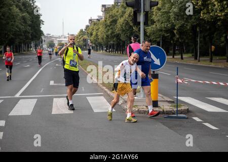 Serbien, Belgrad, 6. Juni 2021: Vlada Stevanović, 87-jährige Marathonläuferin, Teilnahme am 34. Belgrader Marathon Stockfoto