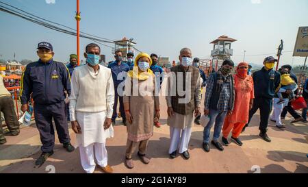 Haridwar, Uttarakhand Indien 06. April 2021. Polizisten verbreiten das Bewusstsein für den Schutz vor dem Coronavirus, um sich während des Maha Kumbh 2021 vor dem Coronavirus zu schützen. Apple prores 422 Hochwertige 4k-Aufnahmen. Stockfoto