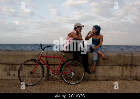 Ein romantisches Paar am Strand. Havanna, 50. Jahrestag der sozialistischen Revolution. Fünfzig Jahre seit dem Sturz der Batista-Regierung. So begann der Sozialistische Revolutionsstaat unter den Truppen von Fidel Castro, Che Guevara und Camilo Cienfuegos. 2009, während die kubanische Gesellschaft sich ständig angleichung und nachdem das Regime in eine neue soziale und wirtschaftliche postsowjetische Periode eingetreten ist, spiegelt Kuba die Notwendigkeit heutiger revolutionärer Veränderungen wider. Havanna, Kuba. 2. Januar 2009. Stockfoto