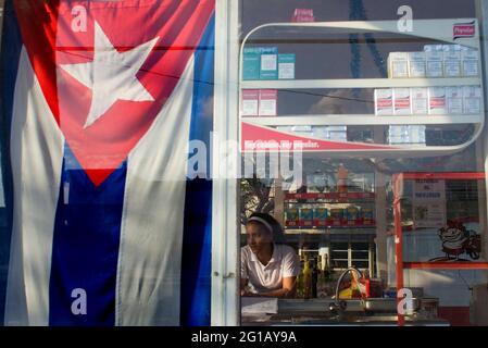 Ein Geschäft. Havanna, 50. Jahrestag der sozialistischen Revolution. Fünfzig Jahre seit dem Sturz der Batista-Regierung. So begann der Sozialistische Revolutionsstaat unter den Truppen von Fidel Castro, Che Guevara und Camilo Cienfuegos. 2009, während die kubanische Gesellschaft sich ständig angleichung und nachdem das Regime in eine neue soziale und wirtschaftliche postsowjetische Periode eingetreten ist, spiegelt Kuba die Notwendigkeit heutiger revolutionärer Veränderungen wider. Havanna, Kuba. 2. Januar 2009. Stockfoto