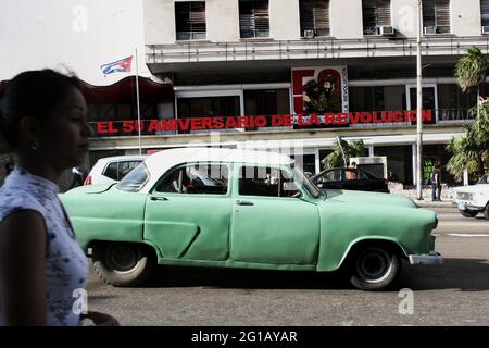 Havanna, 50. Jahrestag der sozialistischen Revolution. Fünfzig Jahre seit dem Sturz der Batista-Regierung. So begann der Sozialistische Revolutionsstaat unter den Truppen von Fidel Castro, Che Guevara und Camilo Cienfuegos. 2009, während die kubanische Gesellschaft sich ständig angleichung und nachdem das Regime in eine neue soziale und wirtschaftliche postsowjetische Periode eingetreten ist, spiegelt Kuba die Notwendigkeit heutiger revolutionärer Veränderungen wider. Havanna, Kuba. 2. Januar 2009. Stockfoto