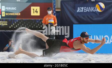 Ostrava, Tschechische Republik. Juni 2021. Alexander Brouwer aus den Niederlanden im Einsatz beim Turnier der Ostrava Beach Open 2021, Teil des Beach Volleyball World Tour Spiels Ondrej Perusic/David Scheiner aus der Tschechischen Republik gegen Robert Meeuwsen/Alexander Brouwer aus den Niederlanden in Ostrava, Tschechische Republik, 6. Juni 2021. Quelle: Petr Sznapka/CTK Photo/Alamy Live News Stockfoto