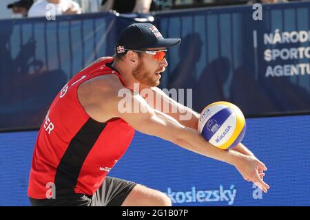 Ostrava, Tschechische Republik. Juni 2021. Alexander Brouwer aus den Niederlanden im Einsatz beim Turnier der Ostrava Beach Open 2021, Teil des Beach Volleyball World Tour Spiels Ondrej Perusic/David Scheiner aus der Tschechischen Republik gegen Robert Meeuwsen/Alexander Brouwer aus den Niederlanden in Ostrava, Tschechische Republik, 6. Juni 2021. Quelle: Petr Sznapka/CTK Photo/Alamy Live News Stockfoto