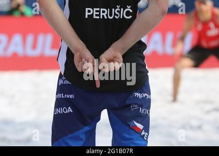 Ostrava, Tschechische Republik. Juni 2021. Ondrej Perusic von Tschechien Gesten während des Turniers Ostrava Beach Open 2021, Teil des Beach Volleyball World Tour Spiels Ondrej Perusic/David Scheiner von Tschechien gegen Robert Meeuwsen/Alexander Brouwer von den Niederlanden in Ostrava, Tschechische Republik, 6. Juni 2021. Quelle: Petr Sznapka/CTK Photo/Alamy Live News Stockfoto