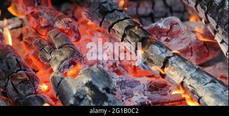 Wälder und heiße Kohle in einem Grill Feuer Stockfoto