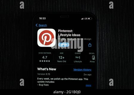 Pinterest-App im Apple App Store auf einem iPhone 12-Bildschirm. Stockfoto