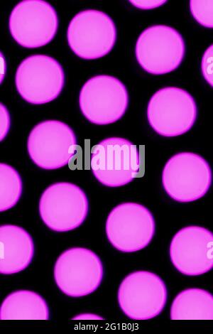 Bokeh-Lichter, lila Bokeh-Licht umkreist vertikalen Hintergrund. Stockfoto