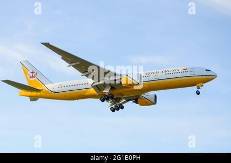 Royal Brunei Airlines Boeing 777-Flugzeug des Linienflugzeugs V8-BLE landet am Flughafen London Heathrow, Großbritannien. Nationale Fluggesellschaft von Brunei Darussalam Stockfoto