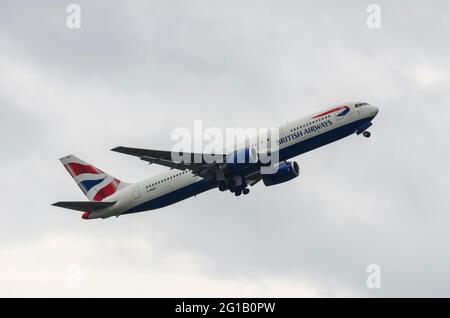 British Airways Boeing 767 300 Airliner-Düsenflugzeug G-BNWR, das vom Flughafen London Heathrow, Großbritannien, bei bewölktem, bewölktem Himmel abfliegt. Wegklettern Stockfoto