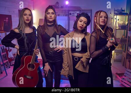 Eine Reihe zeitgenössischer Musikerinnen, die im Studio der Tonträger stehen Stockfoto