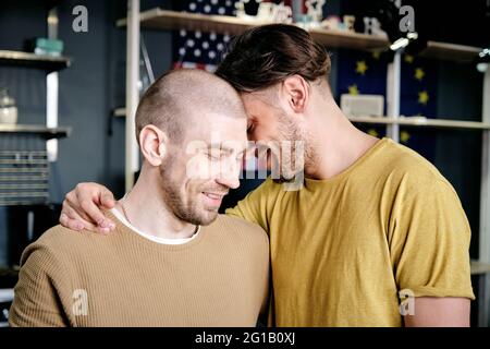 Zwei junge, anhänglich schwule Männer umarmen sich gegenseitig Stockfoto