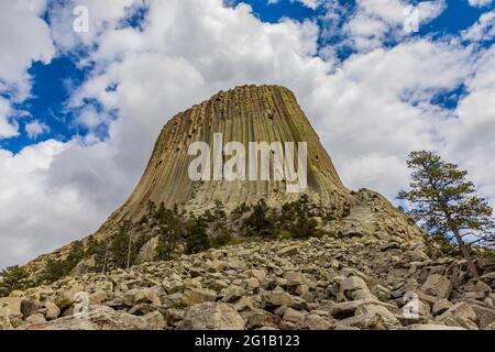 Blick auf den Devils Tower von einem Pfad, der um den Gipfel führt, Devils Tower National Monument, Wyoming, USA Stockfoto