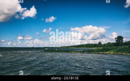 Promenade und Anlegestelle am Strand des Sees Tsarnowice in Polen an einem warmen Sommertag. Am Ufer einer wunderschönen Bucht und einem Angelplatz. Stockfoto