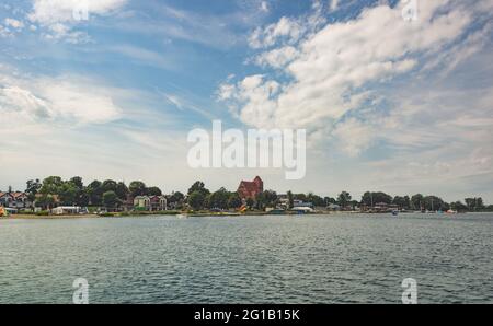 Panoramafoto des Hafens von Gdańsk an einem wunderschönen, warmen Sommertag mit hellem Sonnenschein und wenigen Wolken am Himmel. Uferbucht. Stockfoto