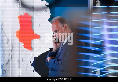 Magdeburg, Deutschland. Juni 2021. Reiner Haseloff (CDU), Ministerpräsident von Sachsen-Anhalt, telefoniert auf der Messe. Kredit: Robert Michael/dpa/Alamy Live Nachrichten Stockfoto