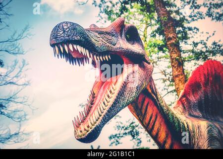 Der Spinosaurus wurde in freier Wildbahn gefangen und mit Photoshop zu einem künstlerischen Pop-Art-Druck optimiert. Stockfoto