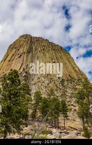 Blick auf den Devils Tower von einem Pfad, der um den Gipfel führt, Devils Tower National Monument, Wyoming, USA Stockfoto