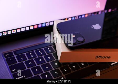 Tokio, Japan. Juni 2021. In dieser Abbildung sehen Sie Apples iPhone 12 auf einem MacBook Pro. Kredit: SOPA Images Limited/Alamy Live Nachrichten Stockfoto