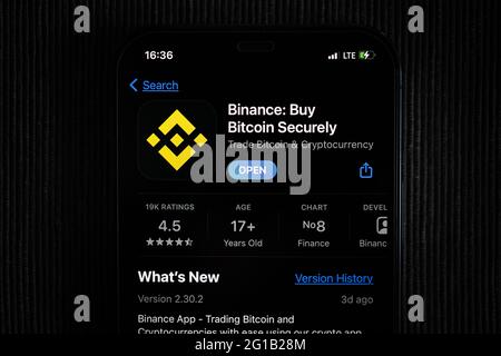 Binance-App im Apple App Store auf einem iPhone 12-Bildschirm. Stockfoto