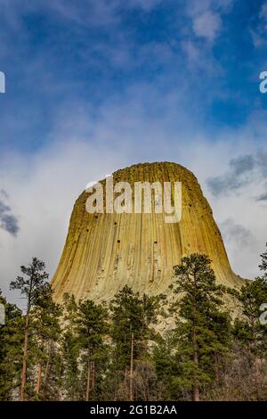 Blick auf den Devils Tower von einem Pfad, der um den Gipfel führt, Devils Tower National Monument, Wyoming, USA Stockfoto