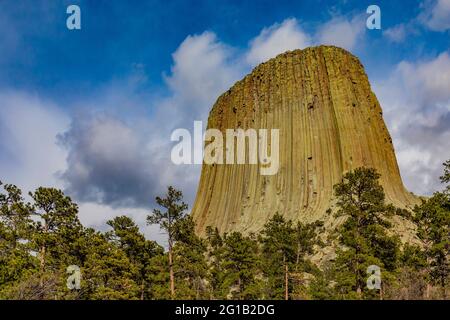 Blick auf den Devils Tower von einem Pfad, der um den Gipfel führt, Devils Tower National Monument, Wyoming, USA Stockfoto