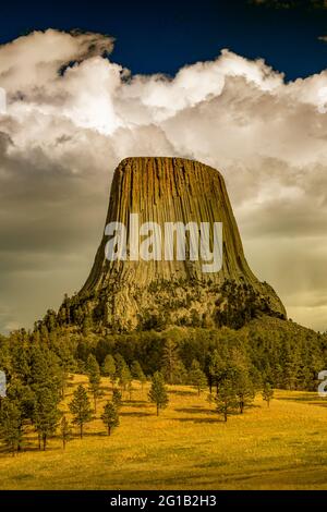 Dramatische Aussicht auf den Devils Tower vom Joyner Ridge im Devils Tower National Monument, Wyoming, USA Stockfoto