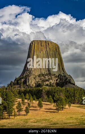 Dramatische Aussicht auf den Devils Tower vom Joyner Ridge im Devils Tower National Monument, Wyoming, USA Stockfoto