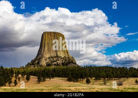 Dramatische Aussicht auf den Devils Tower vom Joyner Ridge im Devils Tower National Monument, Wyoming, USA Stockfoto