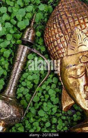 Nahaufnahme des goldenen buddhakekopfes und der magischen Lampe Stockfoto