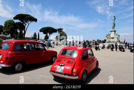 Florenz, Italien. Juni 2021. Ein altes Auto, das sich am 6. Juni 2021 auf der Piazzale Michelangelo in Florenz versammelt. Die beiden Modelle im Vordergrund sind ein alter Fiat 600 und ein Renault 4. Die Statue im Hintergrund ist eine Kopie von Michelangelos David. (Foto von (Elisa Gestri/Sipa USA) Quelle: SIPA USA/Alamy Live News Stockfoto