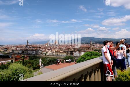 Florenz, Italien. Juni 2021. Touristen genießen das Panorama auf der Piazzale Michelangelo und seiner Umgebung in Florenz, am 6. Juni 2021. (Foto von (Elisa Gestri/Sipa USA) Quelle: SIPA USA/Alamy Live News Stockfoto