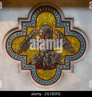 Mosaik eines Pelikans, der seine Nachkommen mit seinem Fleisch und Blut als Symbol für Jesus Christus füttert. Votivkirche, Wien – Votivkirche, Wien, Österreich. Stockfoto