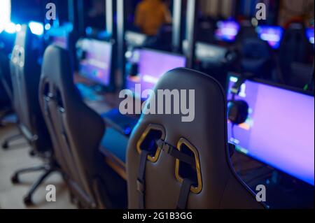 Reihe von Monitoren mit Headsets, Spielclub, niemand Stockfoto