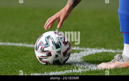 Middlesbrough, England, 6. Juni 2021. Der offizielle Euro Championships-Spielball, der in der zweiten Halbzeit während des Internationalen Freundschaftsspiel im Riverside Stadium, Middlesbrough, verwendet wurde. Bildnachweis sollte lauten: Darren Staples / Sportimage Stockfoto