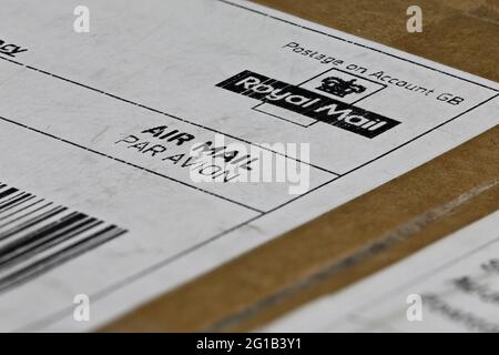 Gedrucktes britisches Royal Mail Logo auf Paketetikett Stockfoto