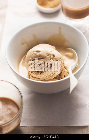 Latte-Kaffee-Eis in der Schüssel Stockfoto