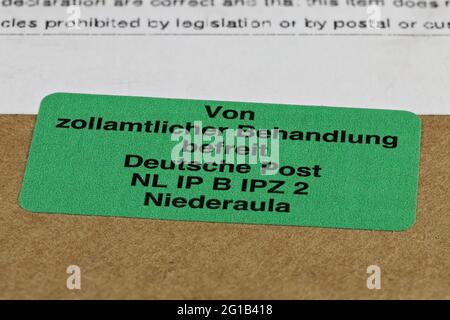 Deutscher Aufkleber ‘Zollbefreiung’ auf dem Paket Stockfoto