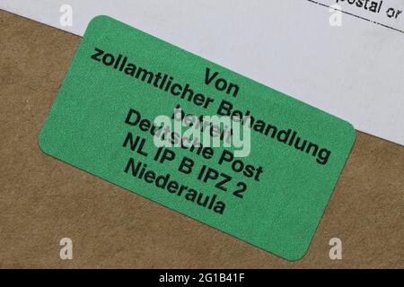 Deutscher Aufkleber ‘Zollbefreiung’ auf dem Paket Stockfoto