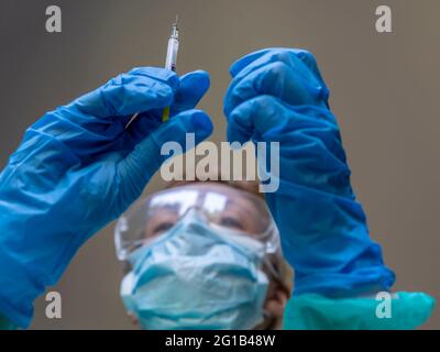 Eine Krankenschwester bereitet den Impfstoff gegen das Coronavirus Covid-19 vor, um ihn einem Patienten zu impfen Stockfoto