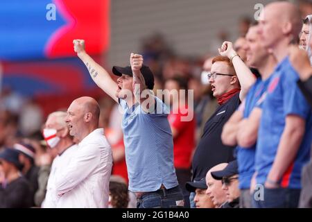 Middlesbrough, Großbritannien. Juni 2021. England-Fans beim internationalen Freundschaftsspiel zwischen England und Rumänien im Riverside Stadium am 6. Juni 2021 in Middlesbrough, England. (Foto von Daniel Chesterton/phcimages.com) Quelle: PHC Images/Alamy Live News Stockfoto