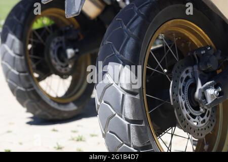 Zwei Hinterräder eines Motorrads mit Bremsscheiben werden in Nahaufnahme gebracht Stockfoto