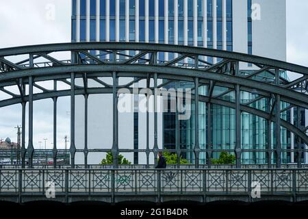 Am S-Bahnhof Hackerbrücke in der Nähe des Münchner Hauptbahnhofs. Neben der Hackerbrücke befindet sich der zentrale Busbahnhof (ZOB). Stockfoto