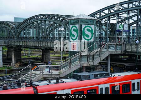 Am S-Bahnhof Hackerbrücke in der Nähe des Münchner Hauptbahnhofs. Neben der Hackerbrücke befindet sich der zentrale Busbahnhof (ZOB). Stockfoto