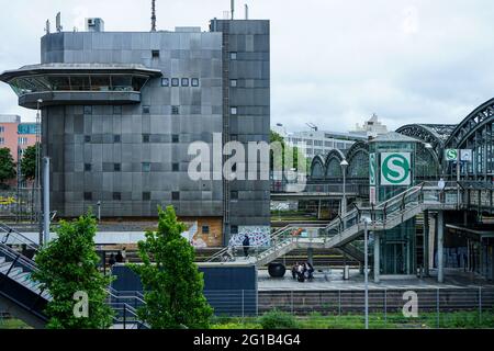 Am S-Bahnhof Hackerbrücke in der Nähe des Münchner Hauptbahnhofs. Neben der Hackerbrücke befindet sich der zentrale Busbahnhof (ZOB). Stockfoto