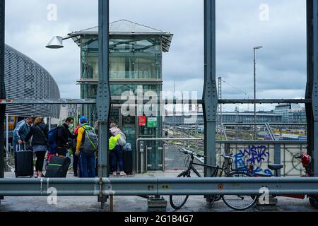 Am S-Bahnhof Hackerbrücke in der Nähe des Münchner Hauptbahnhofs. Neben der Hackerbrücke befindet sich der zentrale Busbahnhof (ZOB). Stockfoto